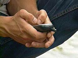 2 policemen stole mobile phone from passer-by