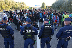 Hungary will use weapons against refugees
