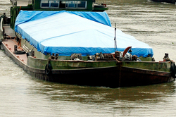 The barge rammed the gateways of the Moscow canal