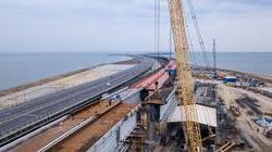 The builders set all the spans of the railway part of the Crimean bridge