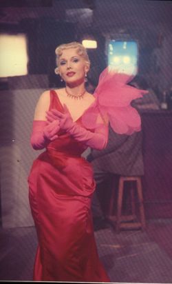 Zsa Zsa Gabor`s life is to be turned into a film