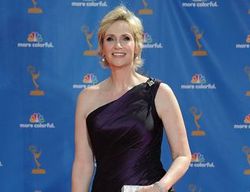 Jane Lynch used to be addicted to cold medicine