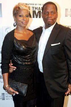 25 December 10:30: Mary J. Blige Punching Her Husband at New Album Release Party