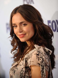 Eliza Dushku washes her face with coffee ground