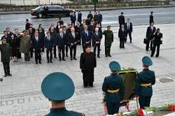 Kim Jong UN laid a wreath at the memorial in Vladivostok