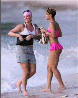 28 December 12:09: Rihanna Relaxes in Barbados