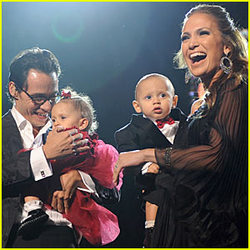3 December 09:03: Jennifer Lopez can`t stop showing off her twins