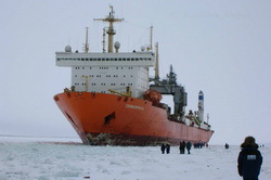 Ended the first month watch icebreaker freighter "Northern sea route"