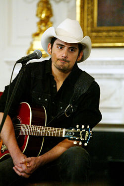 Brad Paisley Recovers After Falling From Stage