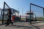 Residents of Donetsk create obstacles work trucks

